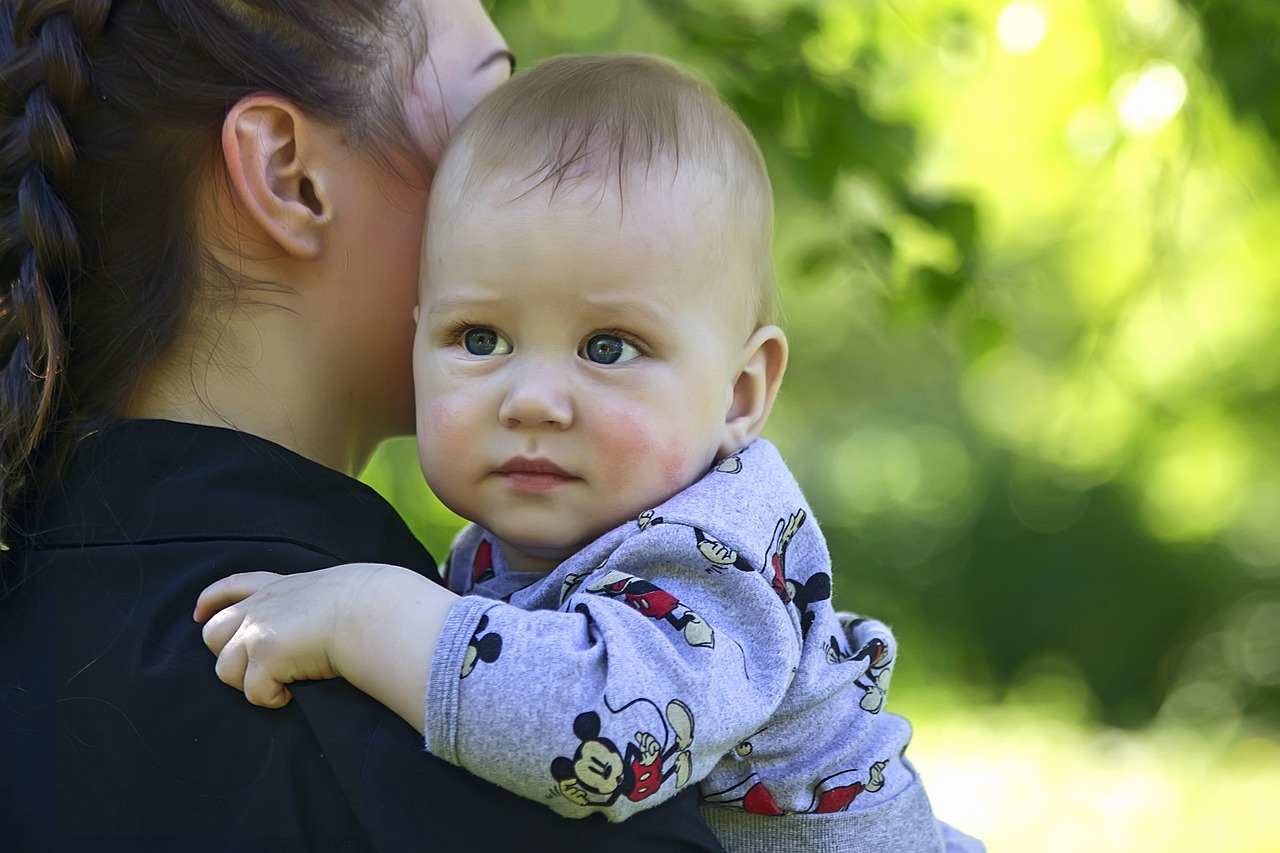 孕妈供卵生的宝宝拉肚子有血丝怎么办（孕妈供卵生的宝宝拉肚子有血丝怎么办啊）